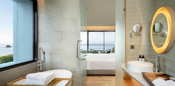 junior-suite-ocean-view-with-balcony-bath-room-2